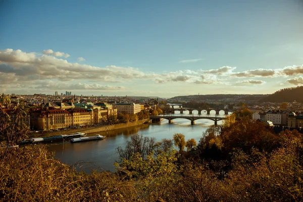 Krajina Řekou Vltavou Karlov Most Loď Večer Podzim Praze — Stock fotografie