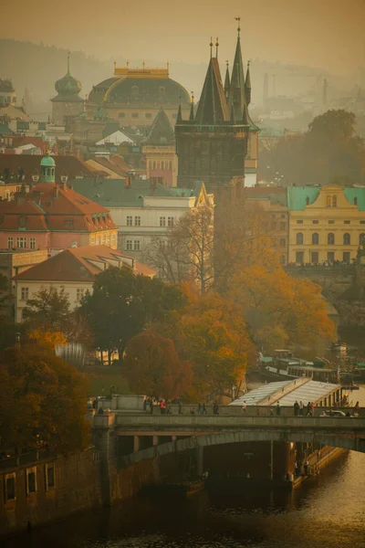 チェコ共和国プラハの秋の夜に旧市街橋の塔と風景 — ストック写真