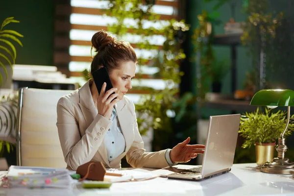 Modern Yeşil Ofisteki Hafif Takım Elbiseli Akıllı Telefondan Konuşan Orta — Stok fotoğraf