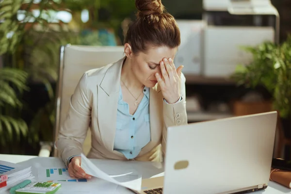 Zestresowany Nowoczesny Kobieta Pracownik Lekkim Garniturze Biznesu Nowoczesnym Zielonym Biurze — Zdjęcie stockowe
