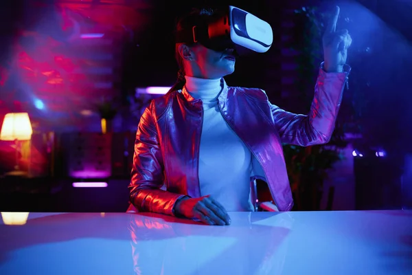 Neon Metaverse Futuristisches Konzept Elegante Frau Virtual Reality Brille Mit — Stockfoto