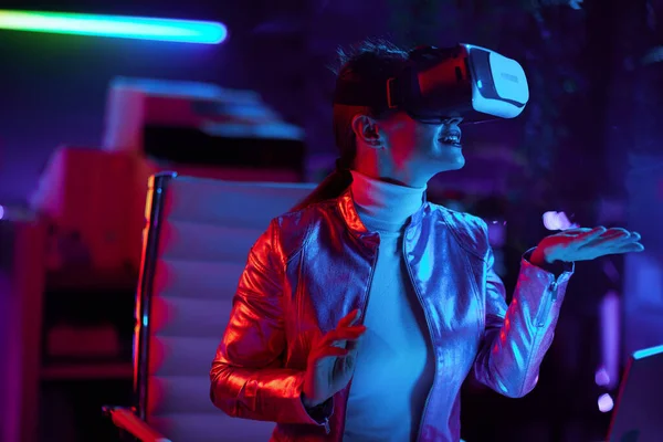 Neon Metaverse Futuristisches Konzept Lächelnde Stilvolle Geschäftsfrau Mit Virtual Reality — Stockfoto