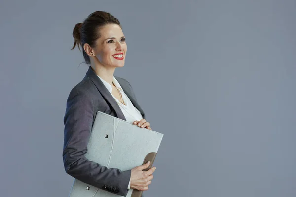 Usmívající Trendy Let Žena Pracovník Šedém Obleku Složkou Izolované Šedém — Stock fotografie