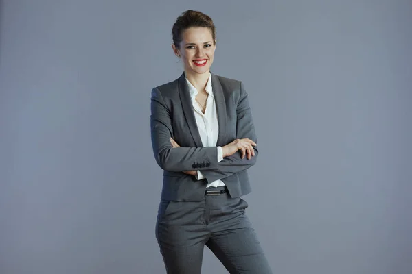 快乐时尚的中年小企业主女人 灰色背景的灰色西装 — 图库照片