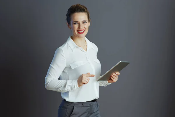 穿着白衬衫 带灰色背景平板电脑的时髦女员工 — 图库照片