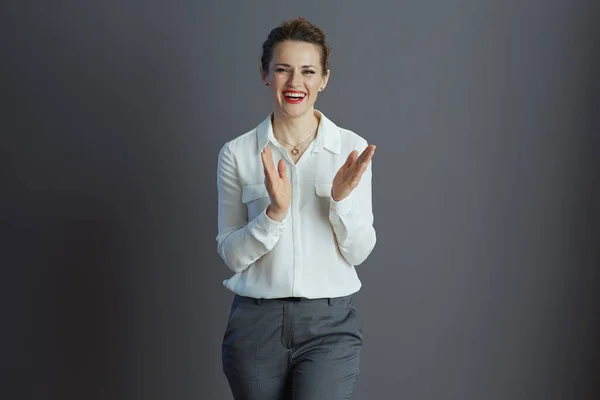 Feliz Elegante Pequeno Empresário Proprietário Mulher Blusa Branca Aplaudindo Contra — Fotografia de Stock