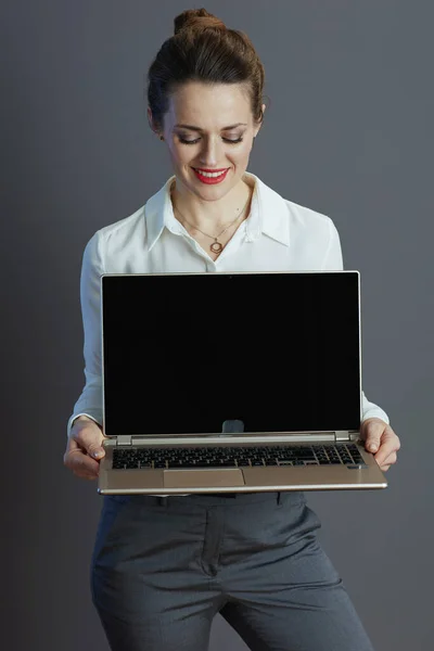 Χαμογελαστός Νεαρός Ιδιοκτήτης Μικρής Επιχείρησης Γυναίκα Λευκή Μπλούζα Δείχνει Laptop — Φωτογραφία Αρχείου
