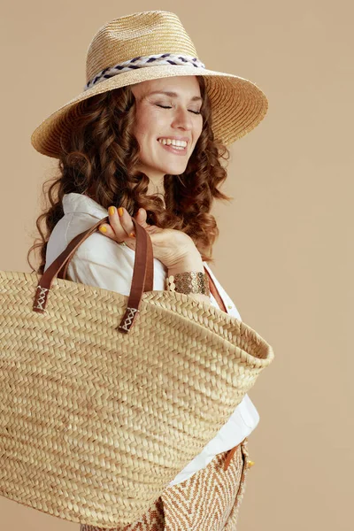 Wakacje Uśmiechnięta Letnia Kobieta Białej Bluzce Szortach Odizolowana Beżowym Tle — Zdjęcie stockowe