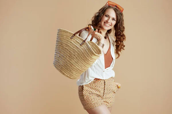 Strandurlaub Lächelnde Trendige Frau Weißer Bluse Und Shorts Auf Beigem — Stockfoto