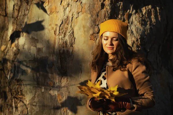 Здравствуйте Ноябрь Задумчивая Элегантная Женщина Бежевом Пальто Оранжевой Шляпе Осенью — стоковое фото