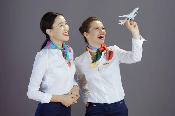 Uśmiechnięta Nowoczesna Stewardessa Kobiet Niebieskiej Spódnicy Białej Koszuli Szaliku Małym — Zdjęcie stockowe