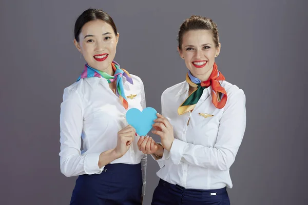 Uśmiechnięta Nowoczesna Stewardessa Niebieskiej Spódnicy Białej Koszuli Szaliku Sercem Odizolowanym — Zdjęcie stockowe