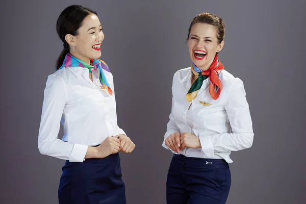 Uśmiechnięta Stylowa Stewardessa Kobiet Niebieskiej Spódnicy Białej Koszuli Szaliku Szarym — Zdjęcie stockowe