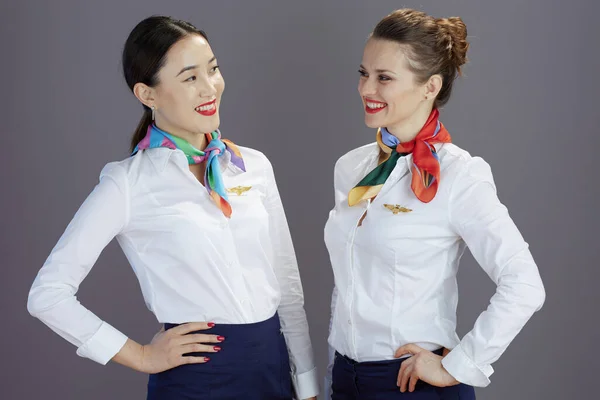 Szczęśliwy Stylowy Stewardesa Kobiety Niebieski Spódnica Biała Koszula Szalik Szarym — Zdjęcie stockowe