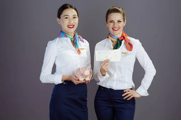 Szczęśliwy Nowoczesny Stewardessa Kobiety Niebieskiej Spódnicy Biała Koszula Szalik Bilety — Zdjęcie stockowe