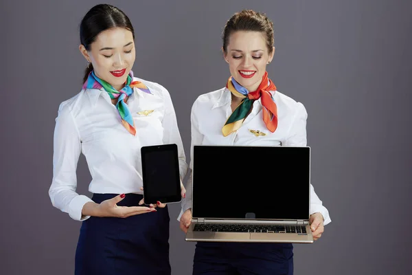 Szczęśliwy Elegancki Stewardessy Niebieskiej Spódnicy Biała Koszula Szalik Pokazując Tablet — Zdjęcie stockowe