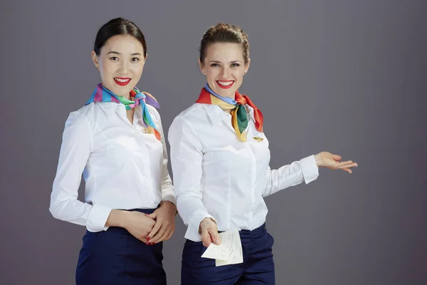 Szczęśliwa Elegancka Stewardessa Niebieskiej Spódnicy Białej Koszuli Szaliku Odizolowanymi Szaro — Zdjęcie stockowe