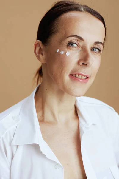 Moderní Žena Středního Věku Oční Krém Obličeji Bílé Košili Béžové — Stock fotografie
