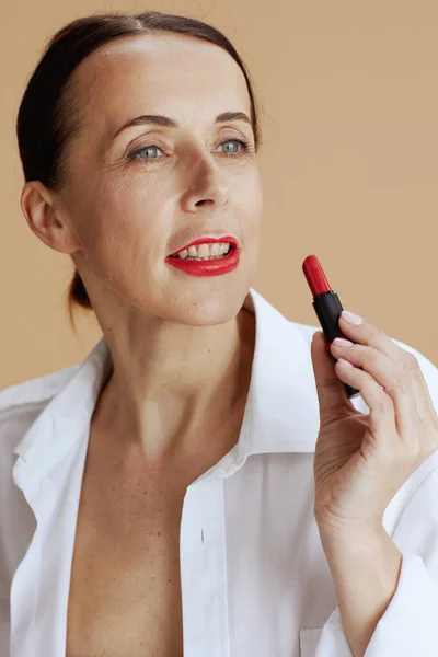 Moderne Frau Mit Rotem Lippenstift Weißen Hemd Auf Beigem Hintergrund — Stockfoto