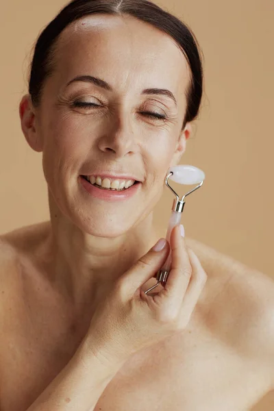 Moderne Vrouw Met Roller Massager Beige Achtergrond — Stockfoto