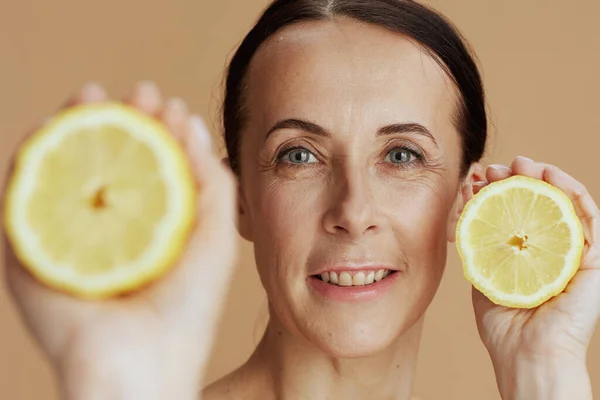 Glad Modern Kvinna Med Citron Mot Beige Bakgrund — Stockfoto
