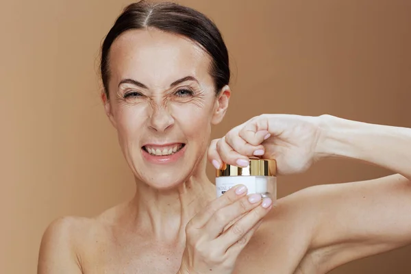 Retrato Mujer Moderna Feliz Con Frasco Crema Facial Aislado Beige —  Fotos de Stock