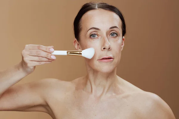Mujer Moderna Años Con Cepillo Maquillaje Contra Fondo Beige — Foto de Stock