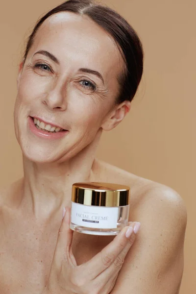 Retrato Mujer Moderna Con Frasco Crema Facial Sobre Fondo Beige — Foto de Stock