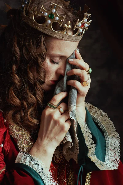 Koyu Gri Arka Planda Ağlayan Kırmızı Elbiseli Üzgün Ortaçağ Kraliçesi — Stok fotoğraf