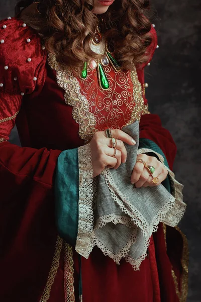 Close Rainha Medieval Vestido Vermelho Com Lenço Fundo Cinza Escuro — Fotografia de Stock