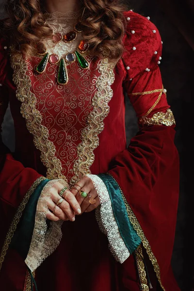 Primer Plano Reina Medieval Vestido Rojo Con Joyas —  Fotos de Stock