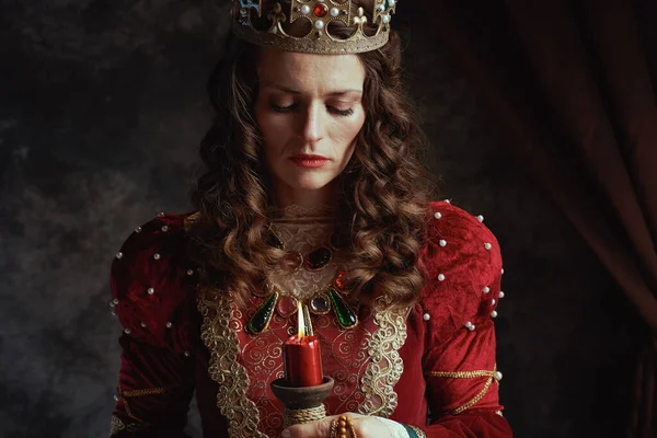 Regina Medievale Abito Rosso Con Candela Corona Sfondo Grigio Scuro — Foto Stock