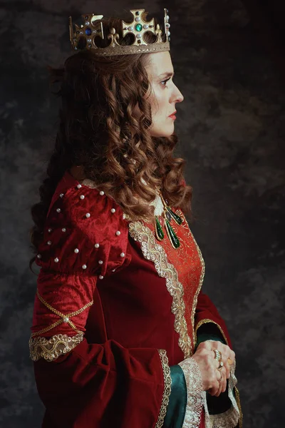 Reina Medieval Vestido Rojo Con Corona Sobre Fondo Gris Oscuro —  Fotos de Stock