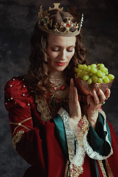 Kırmızı Elbiseli Ortaçağ Kraliçesi Üzüm Tabağı Tacı Koyu Gri Arka — Stok fotoğraf