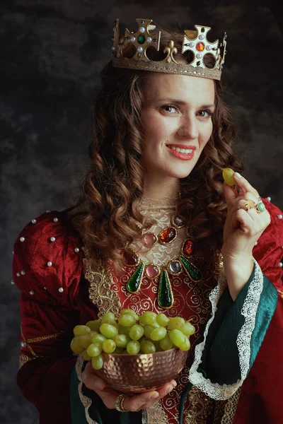 Sorridente Regina Medievale Abito Rosso Con Piatto Uva Corona Sfondo — Foto Stock
