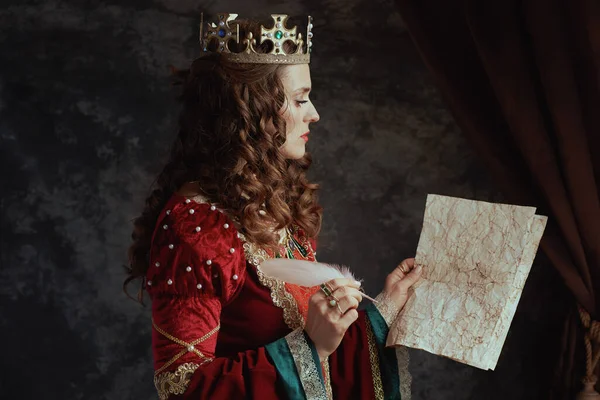 Regina Medievale Abito Rosso Con Pergamena Corona Sfondo Grigio Scuro — Foto Stock