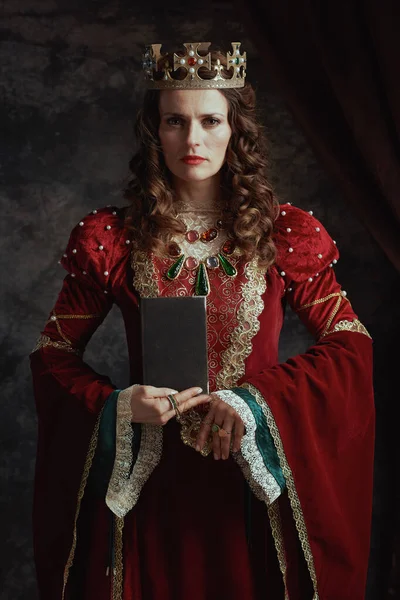 Middeleeuwse Koningin Rode Jurk Met Boek Kroon Donkergrijze Achtergrond — Stockfoto