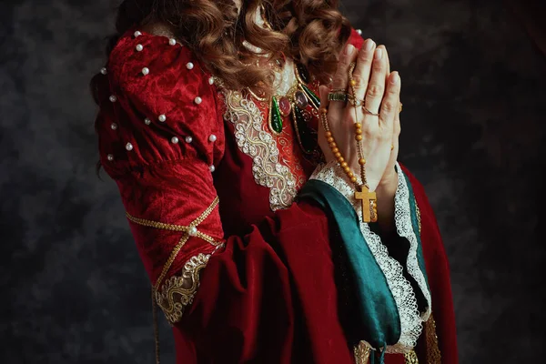 Kırmızı Elbiseli Ortaçağ Kraliçesi Koyu Gri Arka Planda Dua Ediyor — Stok fotoğraf