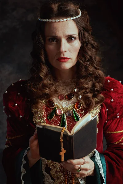 Reina Medieval Vestido Rojo Con Rosario Sobre Fondo Gris Oscuro — Foto de Stock