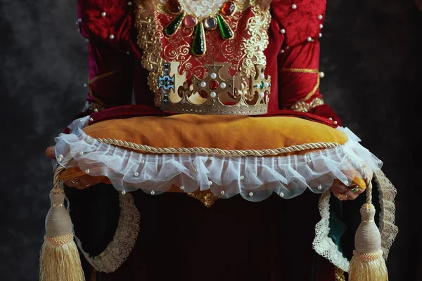 Nahaufnahme Einer Mittelalterlichen Königin Roten Kleid Mit Krone Auf Kissen — Stockfoto