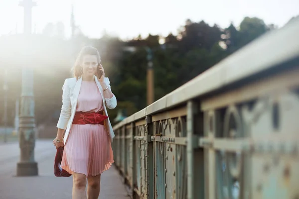 Счастливая Стильная Летняя Женщина Розовом Платье Белой Куртке Разговаривает Смартфону — стоковое фото