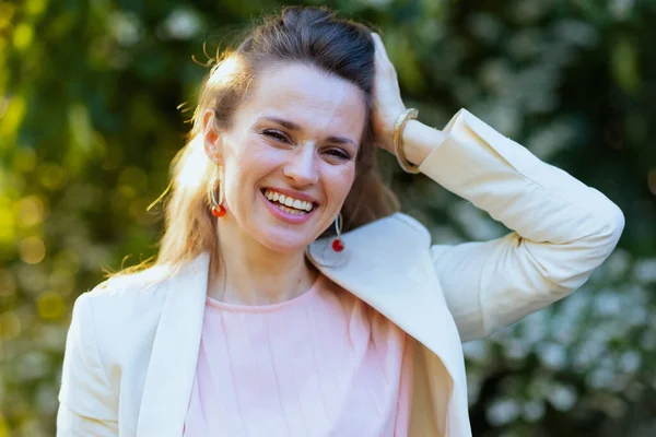 Портрет Счастливой Современной Женщины Средних Лет Розовом Платье Белой Куртке — стоковое фото