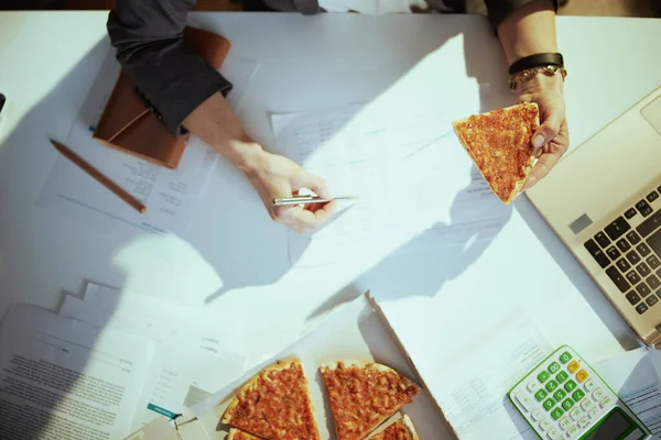 Sürdürülebilir Yeri Yeşil Ofisteki Pizza Dizüstü Bilgisayarlı Kadın Çalışanın Üst — Stok fotoğraf
