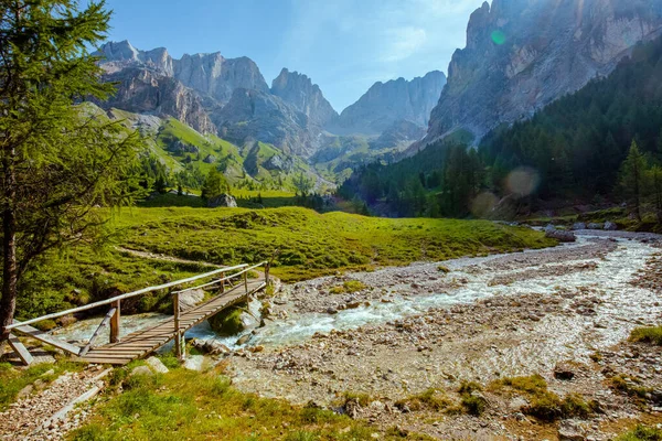 Ora Legale Nelle Dolomiti Paesaggio Con Montagne Fiume Alberi Ponte — Foto Stock