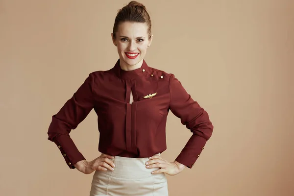 Portret Van Vrolijke Stijlvolle Stewardess Vrouw Geïsoleerd Beige Achtergrond — Stockfoto