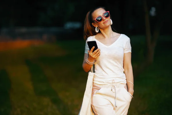 Sommartid Leende Elegant Medelålders Kvinna Vit Skjorta Med Smartphone Och — Stockfoto