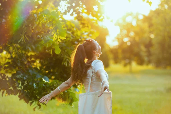 Літній Час Усміхнена Сучасна Жінка Білій Сорочці Відкритому Повітрі — стокове фото