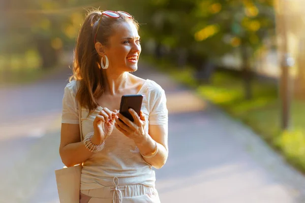 Léto Usmívající Stylová Žena Bílé Košili Tote Taškou Pomocí Smartphonu — Stock fotografie