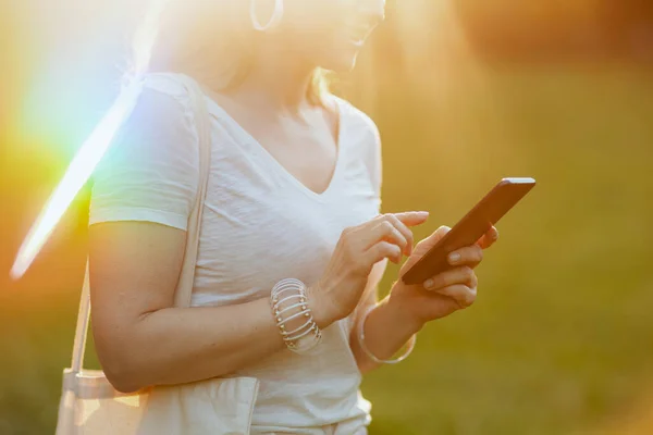 Sommerzeit Nahaufnahme Einer Frau Weißem Hemd Mit Smartphone Auf Der — Stockfoto