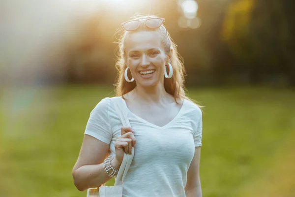 夏時間だ 笑顔の肖像画現代40歳の女性で白いシャツで草原屋外 — ストック写真